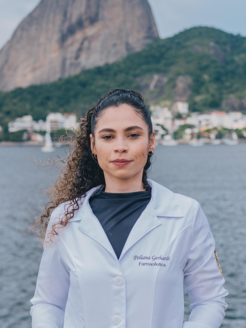 Farmacêutica de jaleco branco, com o Pão de Açúcar ao fundo